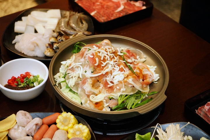 【台南吃到飽】一鼎鍋環河店｜新店報到！10/5開幕兩人同行一人免費／新型態吃到飽／春川炒雞、韓式部隊鍋吃到飽／打卡再送花雕雞／肉品自助吧飲料無限放題
