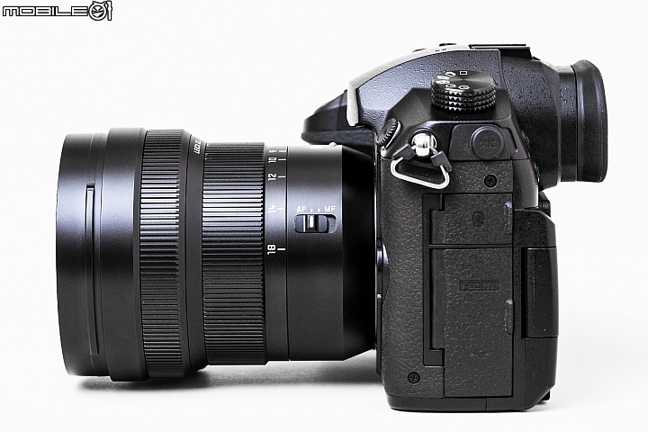 內建五軸五級防手震 4K 60p 錄影加持 ‧Panasonic Lumix DC-GH5