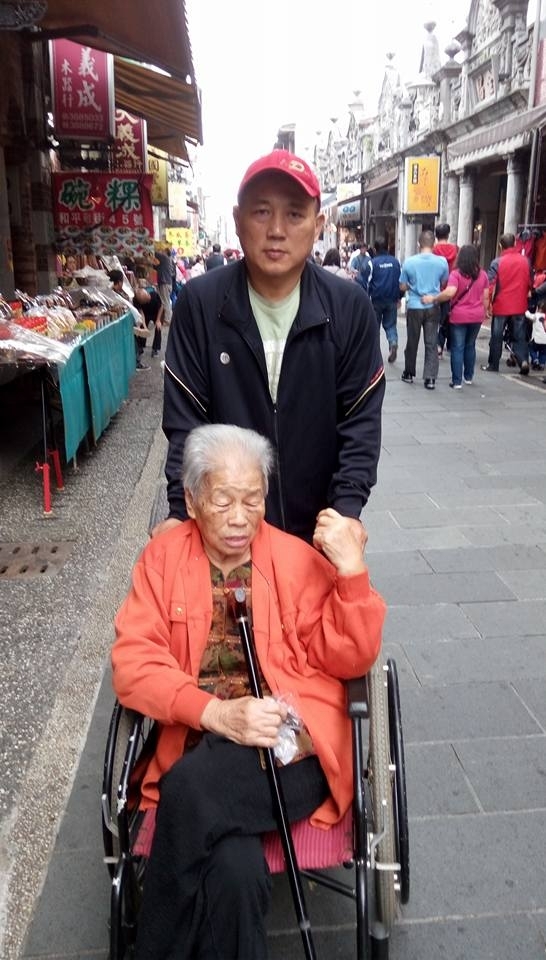懇求神人幫忙合成後製一下親子照 獻給我的阿公阿嬤