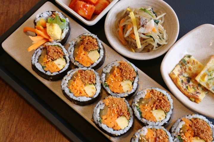 【沖繩】塞滿蔬菜內饀的韓式海苔飯捲「Kimpap」