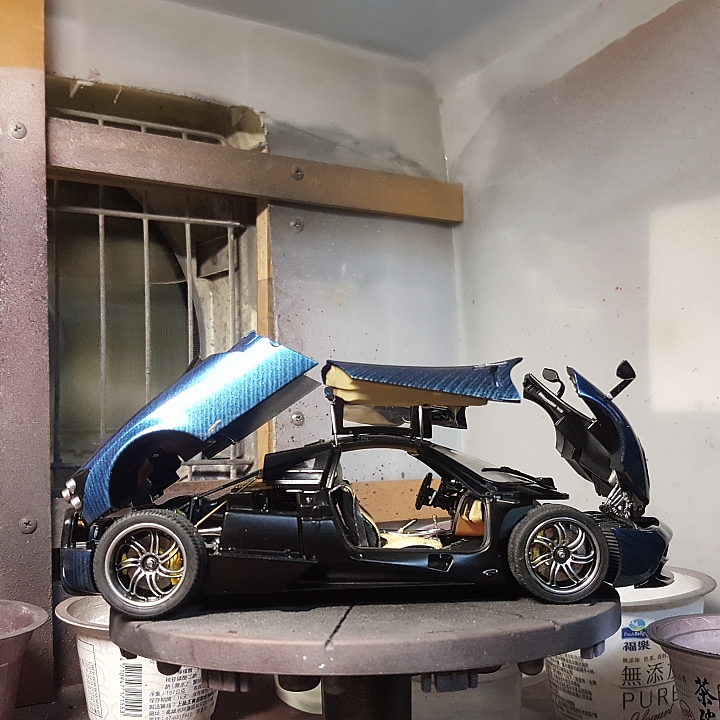 [Aoshima 1:24] 青島 風神 Pagani Huayra  對稱斜紋碳纖維 X 金屬藍（固定全開）