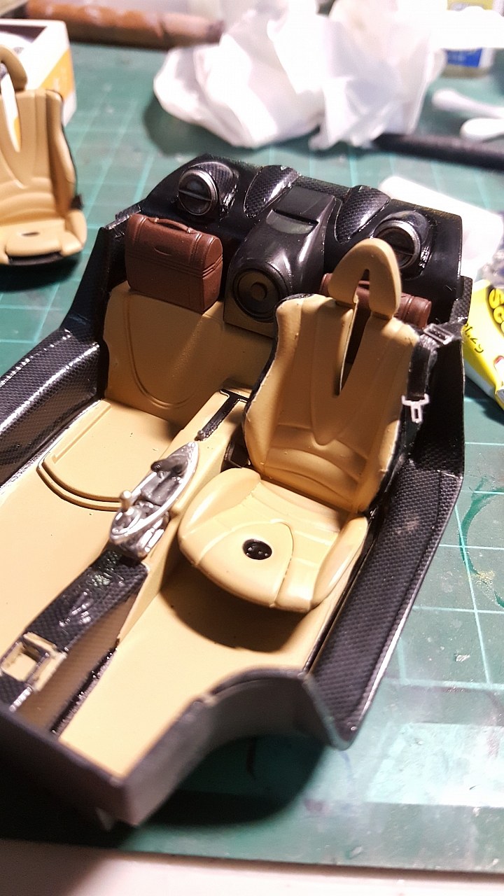 [Aoshima 1:24] 青島 風神 Pagani Huayra  對稱斜紋碳纖維 X 金屬藍（固定全開）