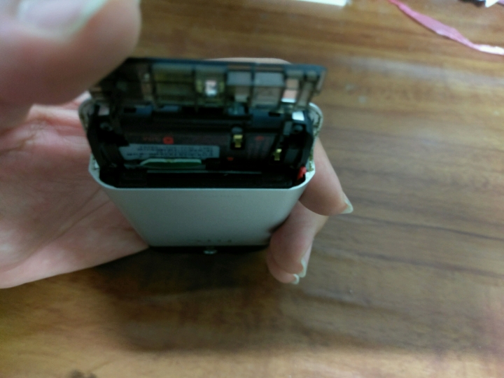 有人知道怎麼拔出傳奇機電池嗎？