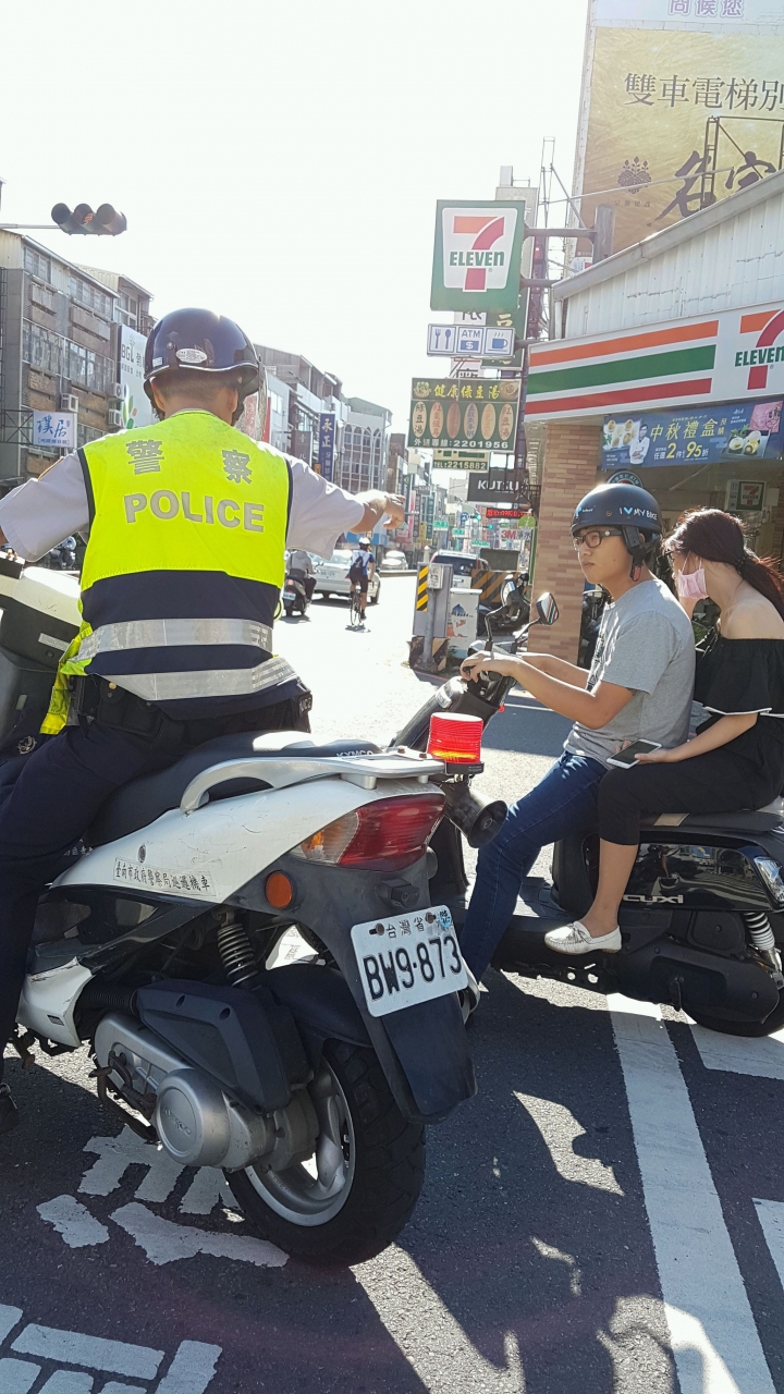 《台南》沒戴安全帽，警欄後逃逸