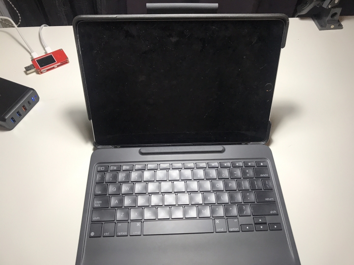 開箱文-10.5寸 iPad Pro / Logitech Slim Combo / EnergieMax PD 充電器