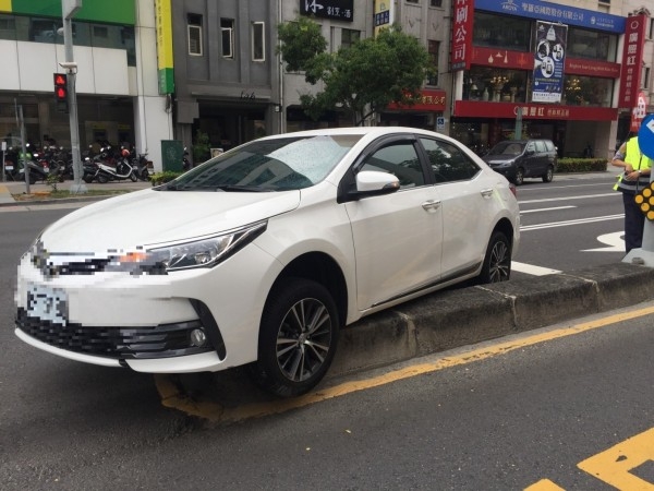轎車整個騎上去安全島會傷到哪些部位、零件？