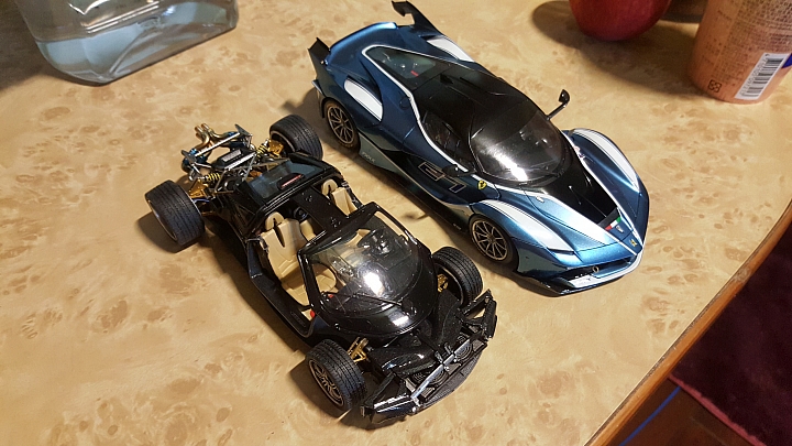 [Aoshima 1:24] 青島 風神 Pagani Huayra  對稱斜紋碳纖維 X 金屬藍（固定全開）