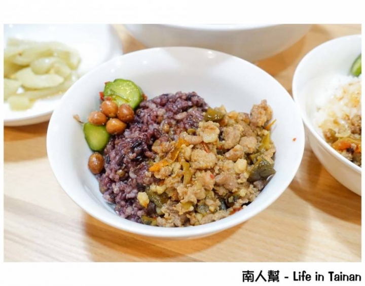 【台南中西區-美食】台南老饕店｜豆乳魚湯｜前身是鱻魚湯｜林百貨美食｜不加鹽就鮮甜無比 ~ 和興號鮮魚湯