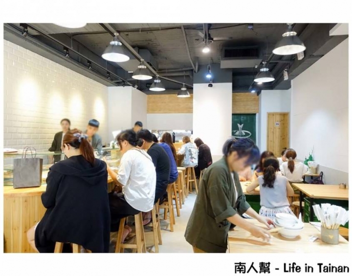 【台南中西區-美食】台南老饕店｜豆乳魚湯｜前身是鱻魚湯｜林百貨美食｜不加鹽就鮮甜無比 ~ 和興號鮮魚湯