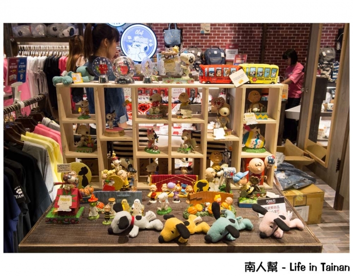 【台南中西區-商店】PEANUTS時尚衣著|全台灣最大隻史努比公仔~PEANUTS史努比專賣店(台南小西門店)