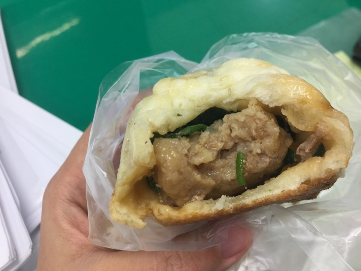 【食記】板橋新埔站/莊敬路。阿秋水煎包~水煎包一個10元 好吃又便宜cp值高