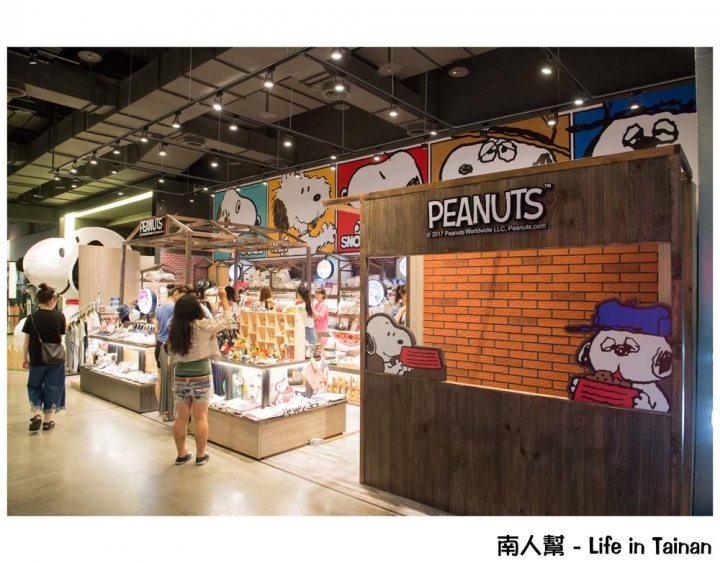 【台南中西區-商店】PEANUTS時尚衣著|全台灣最大隻史努比公仔~PEANUTS史努比專賣店(台南小西門店)