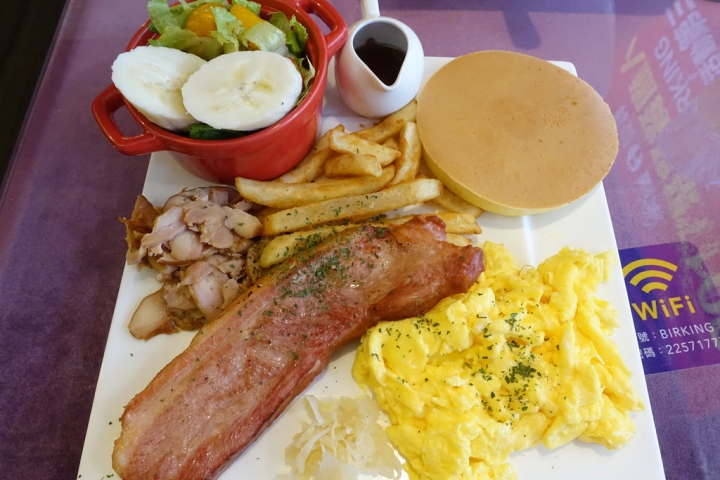 【食記】板橋新埔站。栢金 BIRKING-Waffle.Brunch.Bistro早午餐~超大份量好滿足