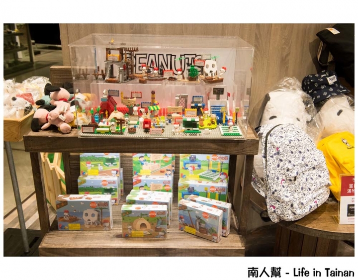 【台南中西區-商店】PEANUTS時尚衣著|全台灣最大隻史努比公仔~PEANUTS史努比專賣店(台南小西門店)