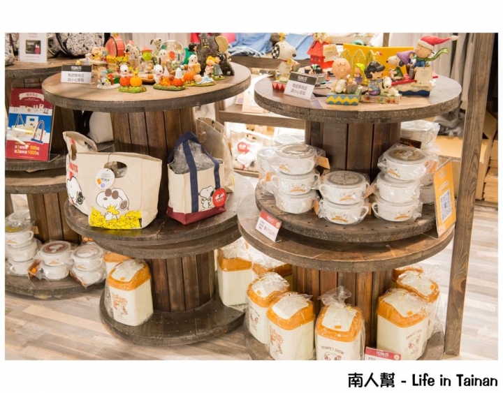 【台南中西區-商店】PEANUTS時尚衣著|全台灣最大隻史努比公仔~PEANUTS史努比專賣店(台南小西門店)