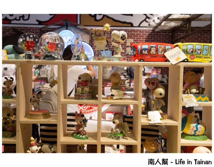 【台南中西區-商店】PEANUTS時尚衣著|全台灣最大隻史努比公仔~PEANUTS史努比專賣店(台南小西門店)