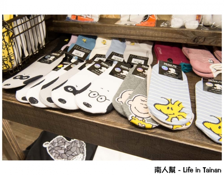 【台南中西區-商店】PEANUTS時尚衣著|全台灣最大隻史努比公仔~PEANUTS史努比專賣店(台南小西門店)