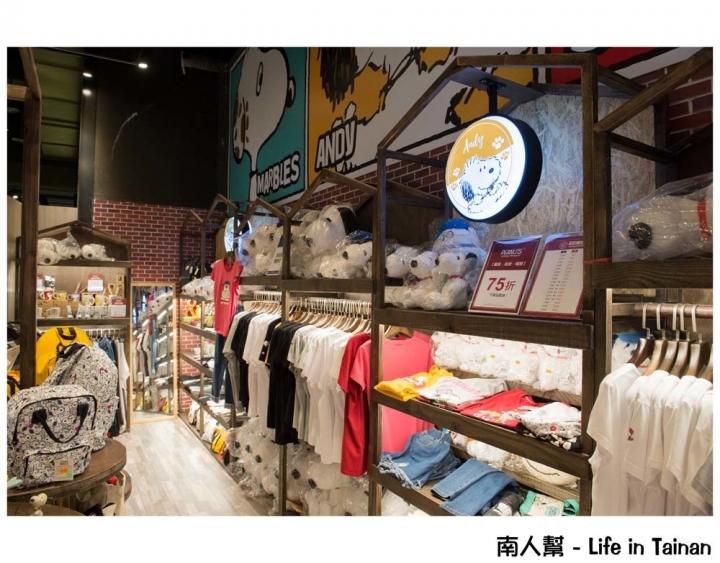 【台南中西區-商店】PEANUTS時尚衣著|全台灣最大隻史努比公仔~PEANUTS史努比專賣店(台南小西門店)