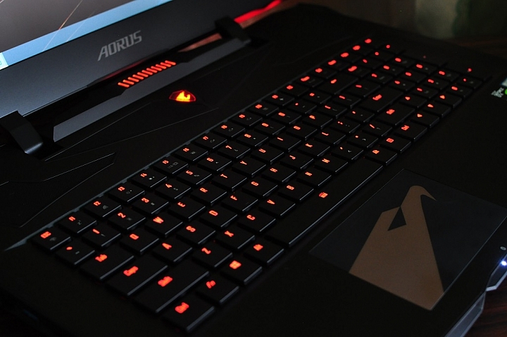 AORUS X9旗艦筆電，打造極輕極薄的高效能遊戲筆電