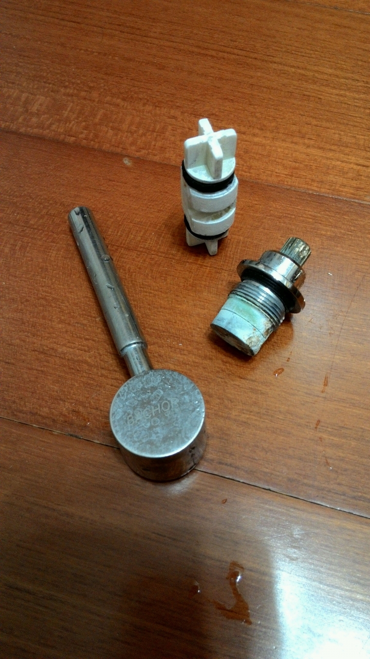 雙把手沐浴龍頭中間切換的閥心那裡買