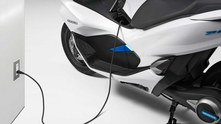 HONDA PCX 電動機車/油電車 明年2018上場
