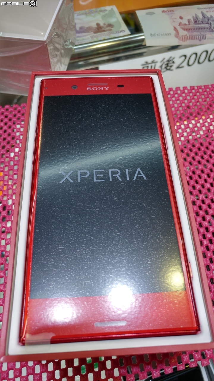 XZP 紅色 簡單開箱 更新 已收到活動行動電源跟充電線 正面也貼了全透