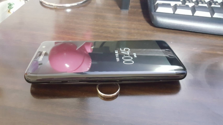 s7 edge 128g電池膨脹，後機殼裂開！(已完成維修，分享狀況)。