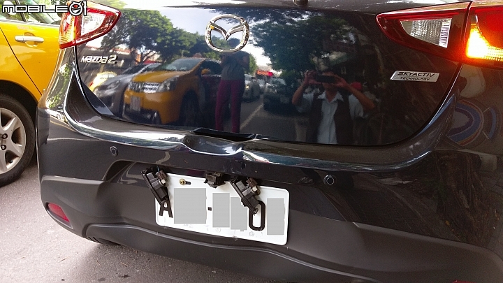恍神....肛了前車.....引擎蓋爆了兩萬塊.....>