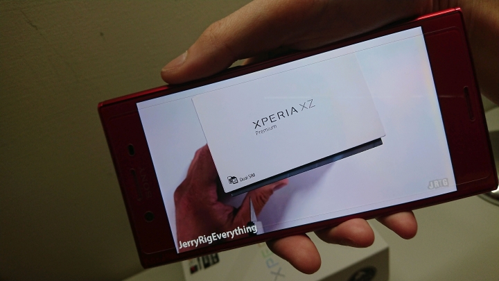 XZ premium 鏡紅色 螢幕爛透了