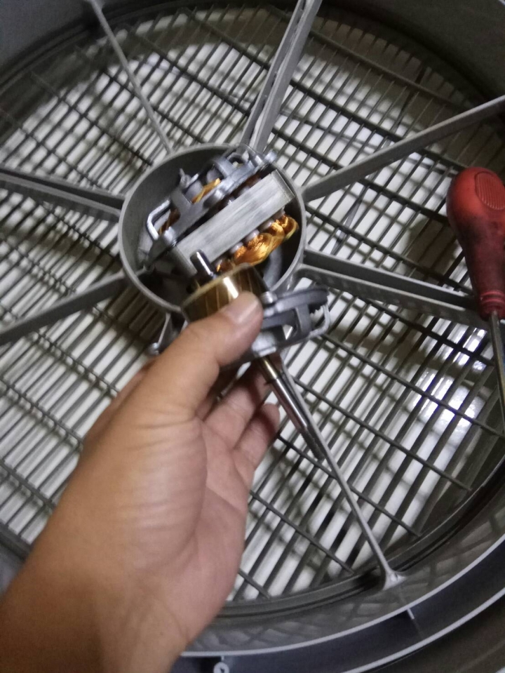 請問大型電扇怎拆潤滑?
