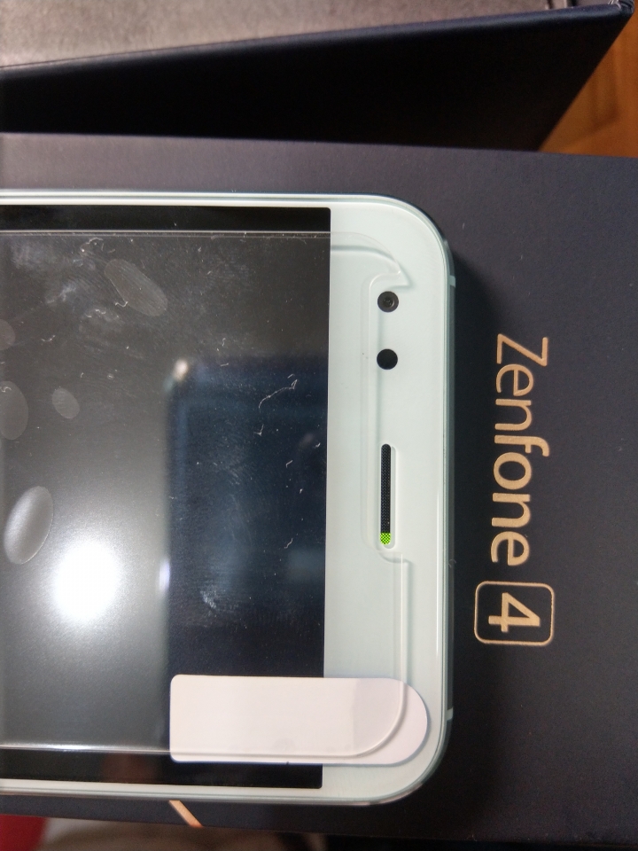 請問 Asus Zenfone4 貼這款鋼化玻璃保護貼正常麼??