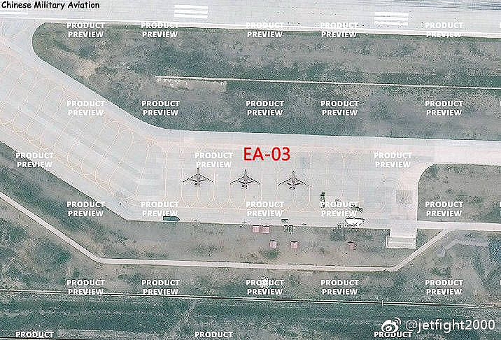 8月24日衛星圖片顯示中國調派大量軍機至西藏日喀則機場，其中包括一型新式無人偵察機