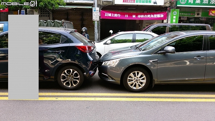 恍神....肛了前車.....引擎蓋爆了兩萬塊.....>