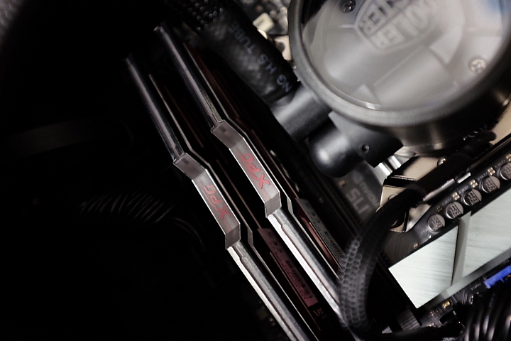 Adata XPG SPECTRIX D40 DDR4 3000 RGB 讓你不想開燈….