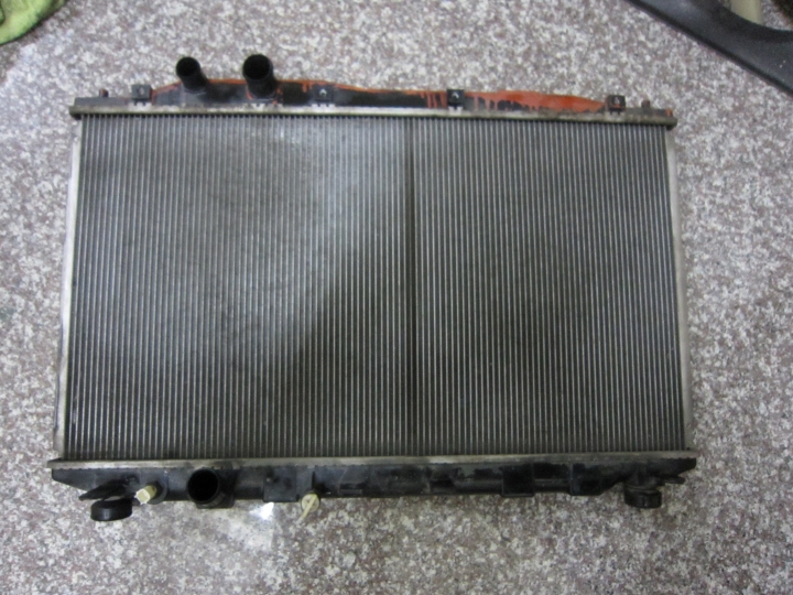 civic8代換水箱其實很簡單,我換給你們看