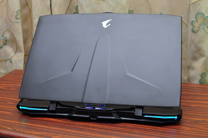 AORUS X9旗艦筆電，打造極輕極薄的高效能遊戲筆電