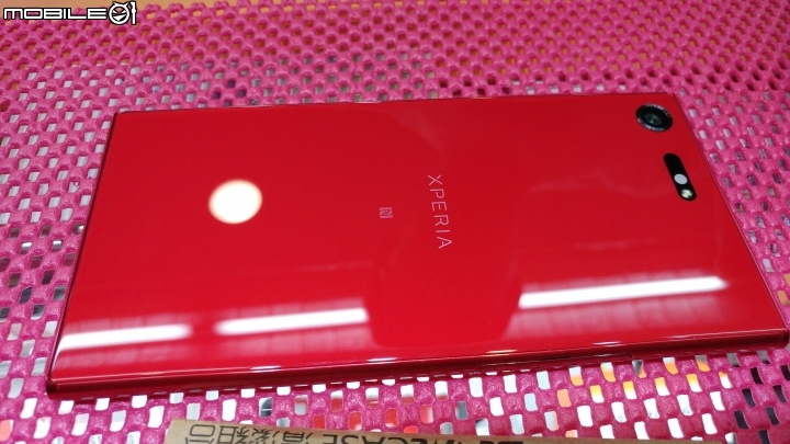 XZP 紅色 簡單開箱 更新 已收到活動行動電源跟充電線 正面也貼了全透