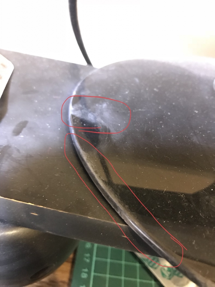 dyson 清掃過的家具周邊會慢慢長出白粉