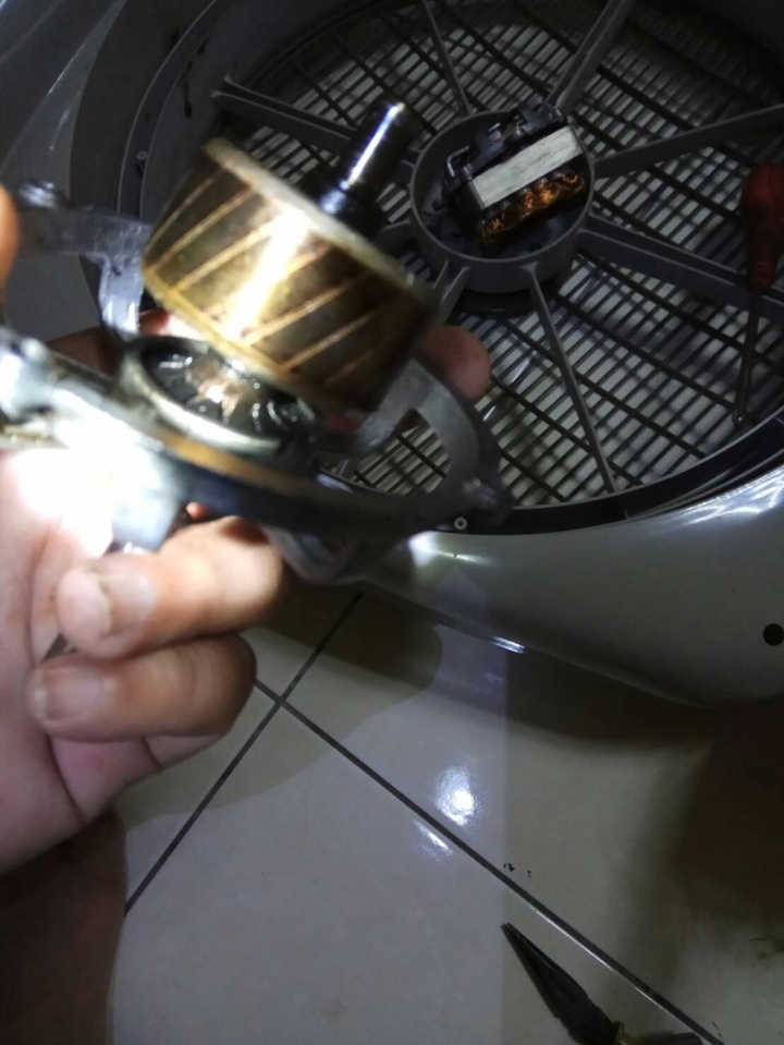 請問大型電扇怎拆潤滑?