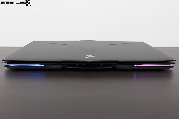 體驗華麗的燈光效果 AORUS X9 電競旗艦機上市