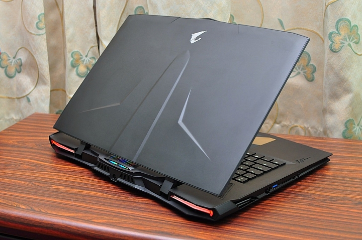 AORUS X9旗艦筆電，打造極輕極薄的高效能遊戲筆電