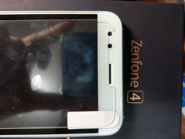 請問 Asus Zenfone4 貼這款鋼化玻璃保護貼正常麼??