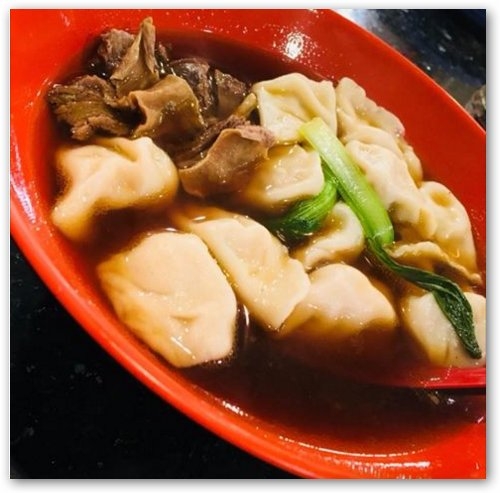 推薦分享台北E書漫 的 牛肉湯麵/餃  特香炒飯 泰式檸檬雞腿排 韓式泡菜蓋飯 還不錯吃喔