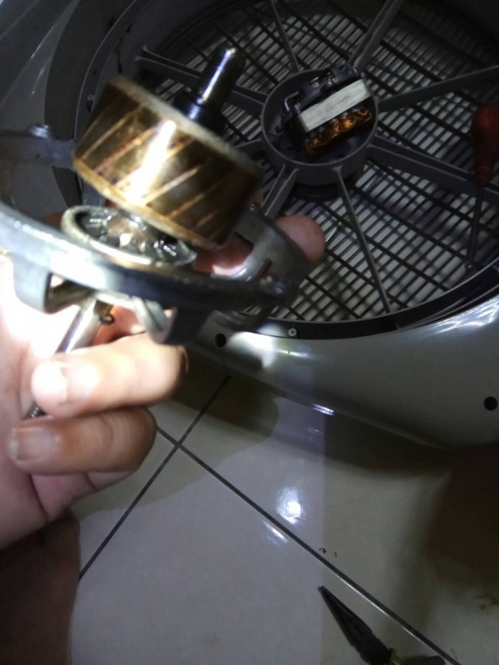 請問大型電扇怎拆潤滑?