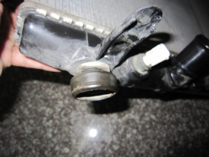 civic8代換水箱其實很簡單,我換給你們看
