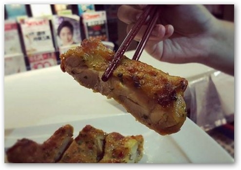 推薦分享台北E書漫 的 牛肉湯麵/餃  特香炒飯 泰式檸檬雞腿排 韓式泡菜蓋飯 還不錯吃喔