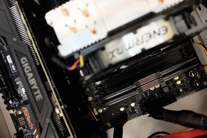 Adata XPG SPECTRIX D40 DDR4 3000 RGB 讓你不想開燈….