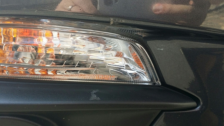 國道遇砂石車，車子被砂石擊傷多處