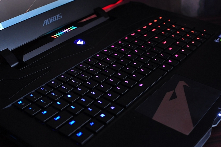 AORUS X9旗艦筆電，打造極輕極薄的高效能遊戲筆電