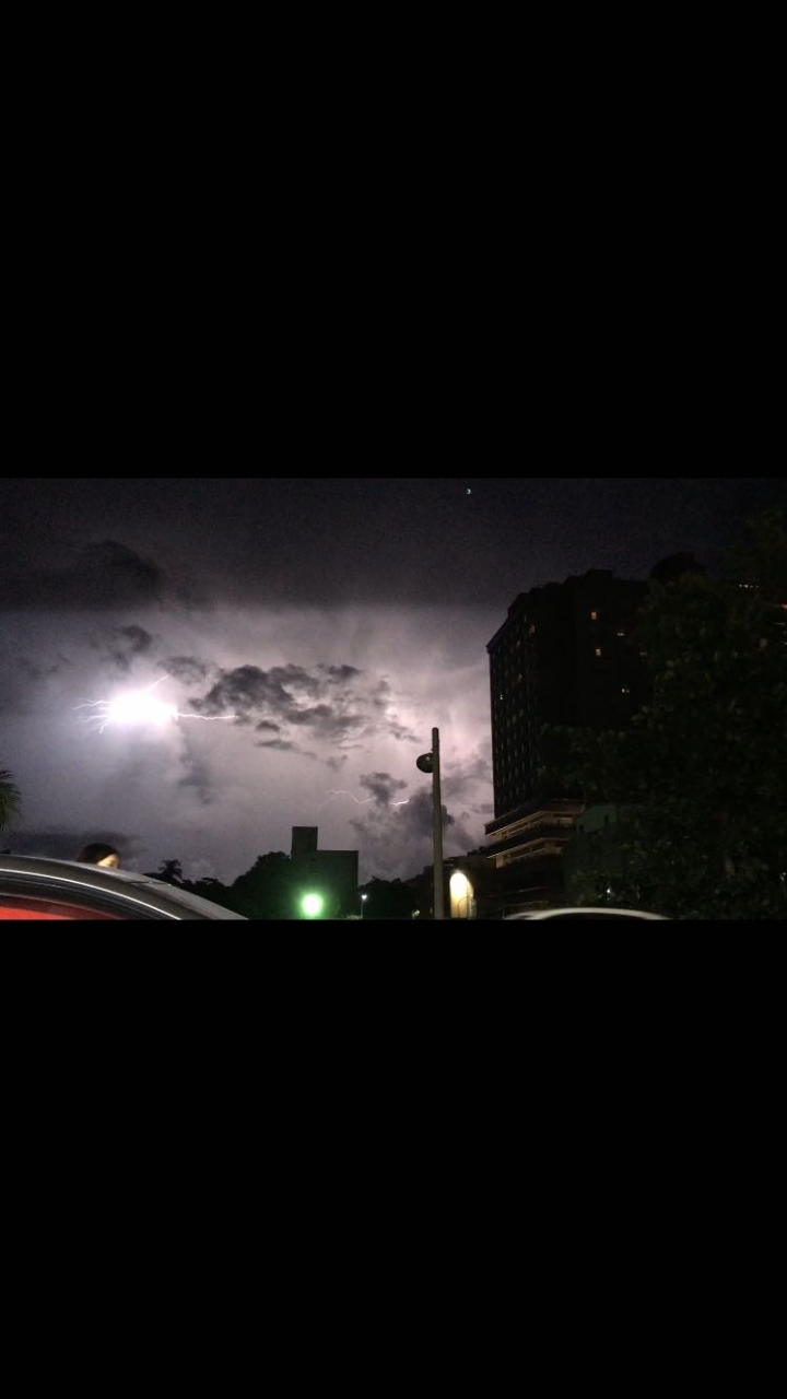 閃電閃好大